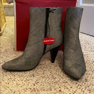 Houndstooth boots size 9 3 1/2in heel